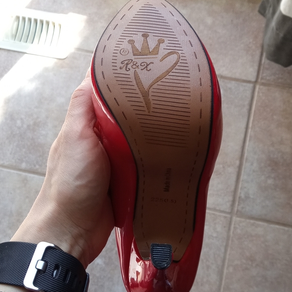 NEW! Glossy Red Platform Heels Size 5 - Picture 3 of 4